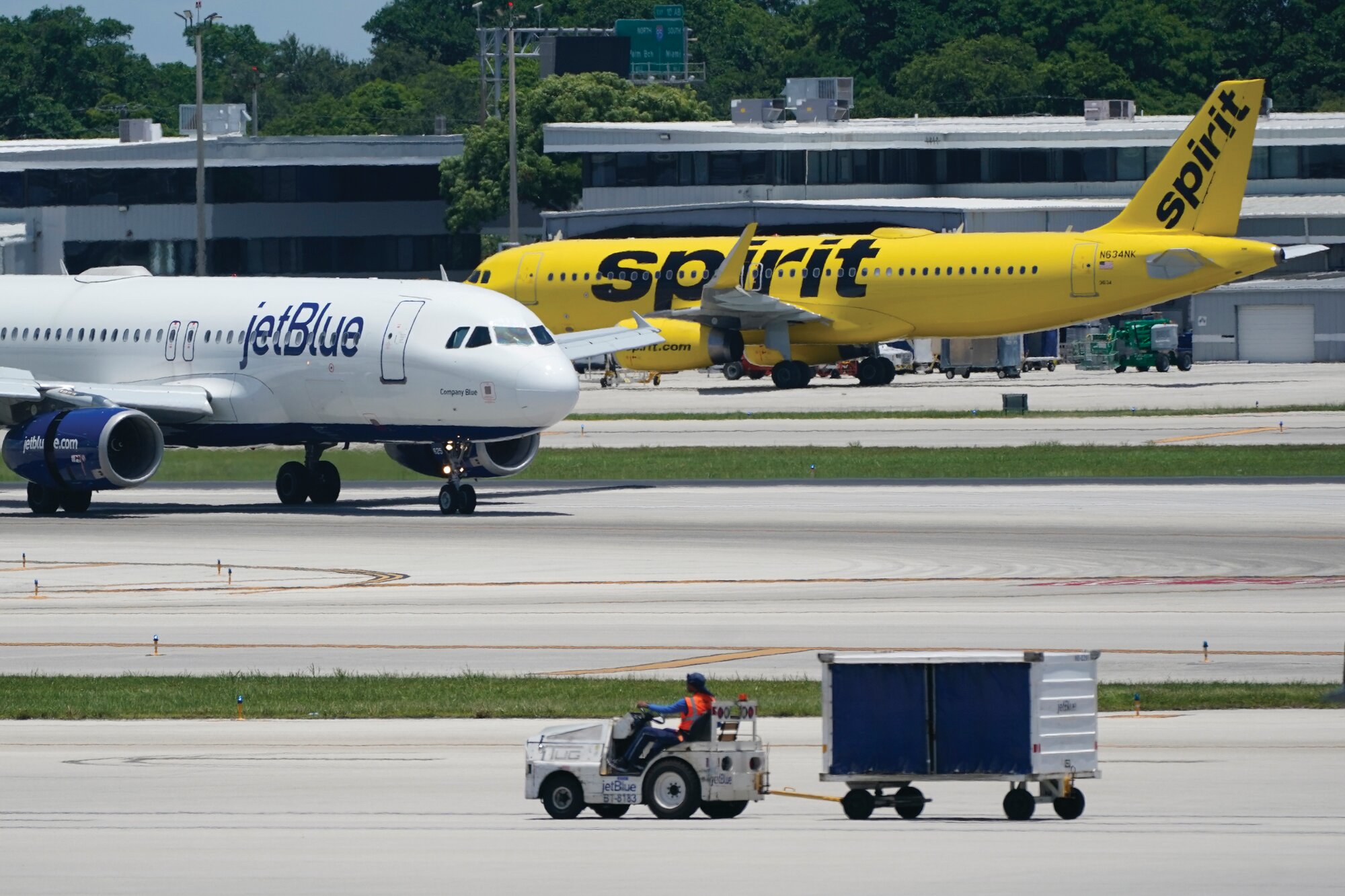 2 bodies are found in the landing gear of JetBlue plane at Florida